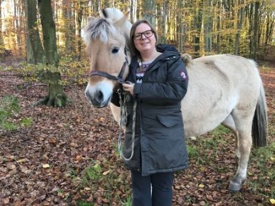 Psykoterapeut Rikke Kragh og terapihest Freja